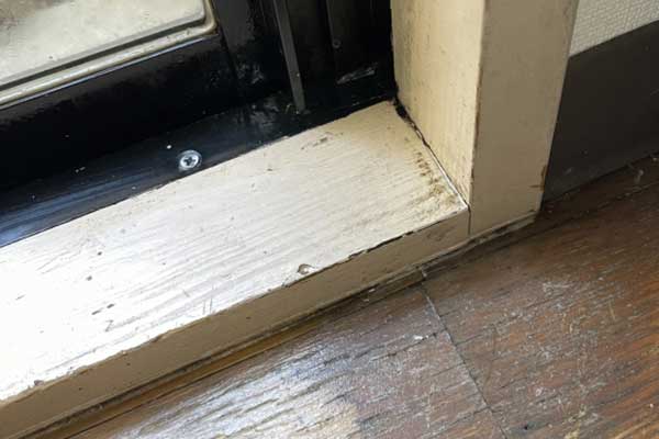 雨漏りの初期症状:窓やサッシまわりが濡れる